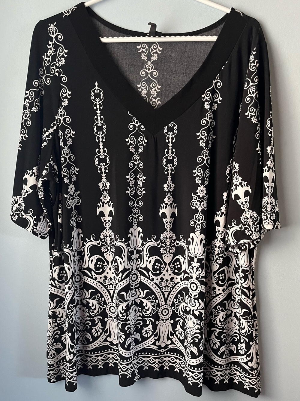 ✨ 3/$30 Susan Lawrence Black & White V-Neck Printed Short Sleeve Top Size 2X